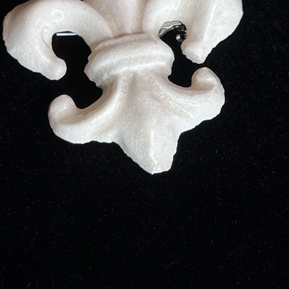Vintage Beige Fleur de Lis Brooch Pin Crackled Glass Jewelry Retro Classy 2" - Picture 5 of 6